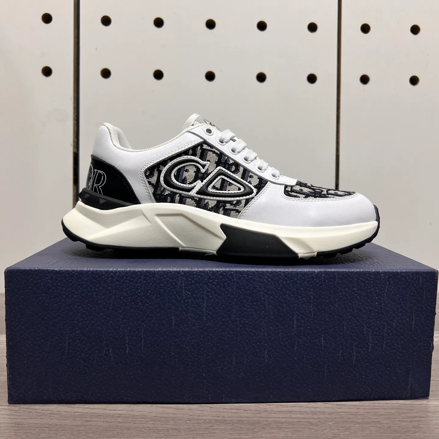 Factory price: 438💰Dior original quality.~ Unique modern style sneakers. 🏃A must-have casual shoe for trendy men😍😍 Imported cowhide fabric, sheepskin foot pads (refuse to discolor and grind feet) soles: Original soles specially provided by the original factory, French lazy style design ⚠️Fit to the feet, original quality, super comfortable original soles. Just like shooting the real thing 🎬The real thing is better, high-quality sneakers, size: 38-44 (45 and 46 can be customized)